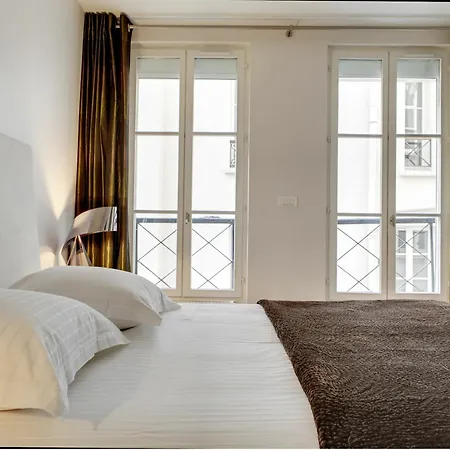 Apartment Europea - Montaigne Paris